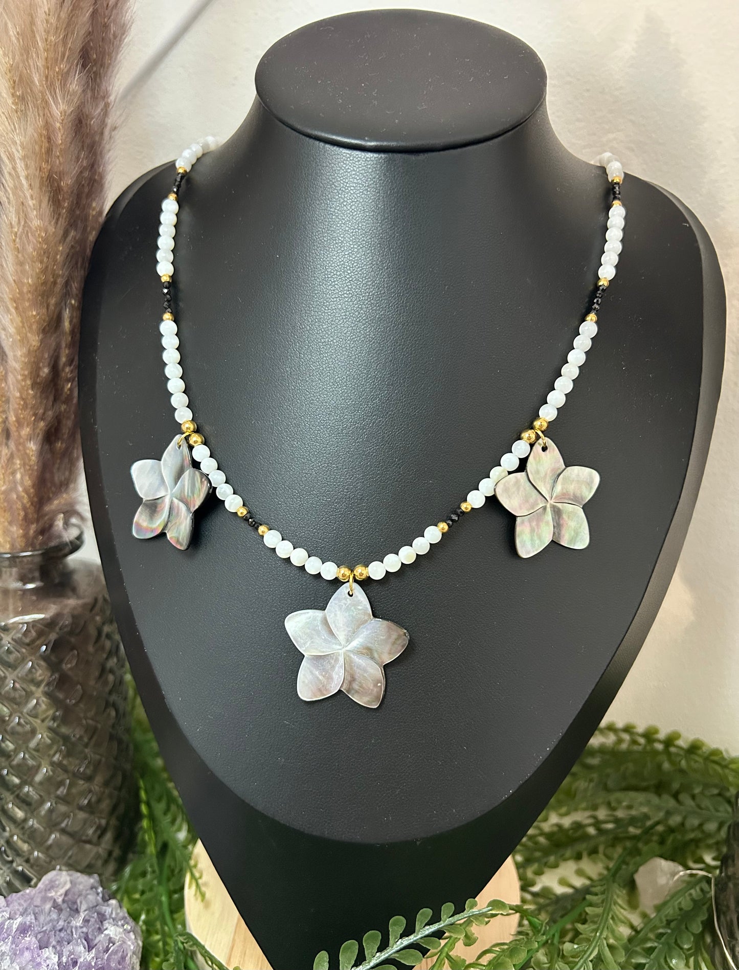 Collier spinelle noir et nacre